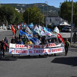 Skupaj je po tržaški industrijski coni stopalo okrog 400 ljudi