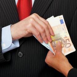 Pri združenju Libera opozarjajo na številne posledice korupcije (ARHIV)