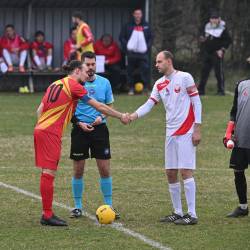 Kapetana Alessio Persico (Primorec) in Giorgio Saule (Primorje 1924) pred začetkom tekme v Trebčah (FOTODAMJ@N)