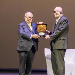 Ambasador svobode Rushdie sinoči na odru z nagrado (GIGI COZZARIN)