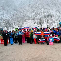 V Planici so danes bili na povabilo podpredsednika vlade in ministra za Slovence v zamejstvu in po svetu tudi učenci in dijaki šestih slovenskih šol iz Trsta in Gorice (USZS)