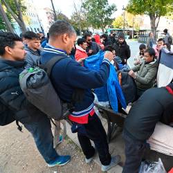Prostovoljci Linea d'ombra z migranti na Trgu Libertà (FOTODAMJ@N)