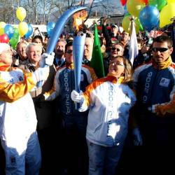 Olimpijski ogenj na goriškem čezmejnem trgu 20. januarja 2006 (ARHIV PRIMORSKI DNEVNIK)