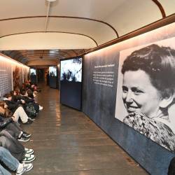 Vlak spomina si je ogledalo tudi lepo število dijakov