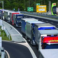 Pri Fernetičih je prihajalo poleti zaradi zaprtja vipavske hitre ceste do velikih zastojev