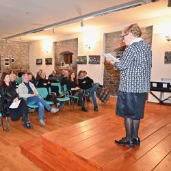 Gabrijela Vidmar nagovarja udeležence večera v Gabrjah (SAMBO)