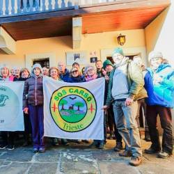 Po čiščenju so se zadovoljni udeleženci čistilne nedeljske akcije družili pri banovskih jusarjih