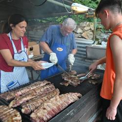 Organizatorji šager obljubljajo, da bo poleti še dišalo po rebrcih in čevapčičih