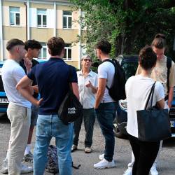Zbiranje maturantk in maturantov pred zavodoma Stefan in Zois (FOTODAMJ@N)