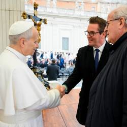 Novogoriški župan Samo Turel in goriški župan Rodolfo Ziberna s papežem Leonom XIV. (VATICAN MEDIA)