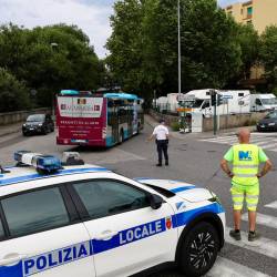 Lokalna policija preusmerja promet (TEDESCHI/FOTODAMJ@N)