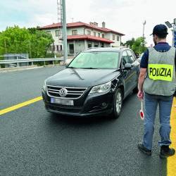 Na mejnih prehodih so varnostni organi pregledali 190.000 vozil (ARHIV)