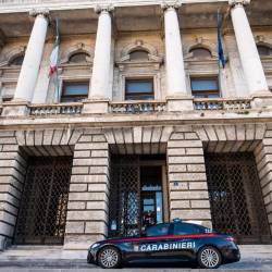 Avtomobil karabinjerjev pred tržaškim sodiščem (KARABINJERJI)