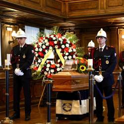 Rossijeva krsta v dvorani občinskega sveta