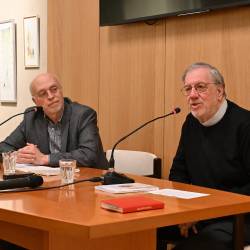 Z gostom Ronertom Rioso (desno) se je pogovarjal Tomaž Simčič