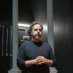 Danijel Malalan na arhivskem posnetku iz časa, ko je vodil tržaško Slovensko stalno gledališče