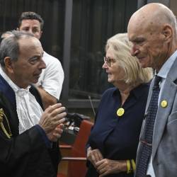 Javni tožilec Francesco Lo Voi s Paolo Deffendi in Claudiom Regenijem, staršema umorjenega Giulia Regenija na sodišču pred razsodbo (ANSA)