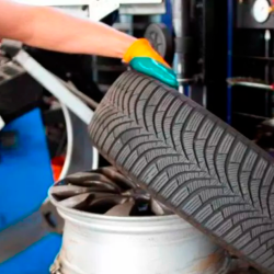 Od danes so obvezne zimske pnevmatike ali letne pnevmatike s snežnimi verigami (ANSA)