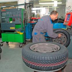 Zamenjava pnevmatik (LEO CAHARIJA/PRIMORSKE NOVICE)