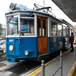 Turisti si ogledujejo tramvaj, ampak se ne morejo z njim voziti (FOTODAMJ@N)