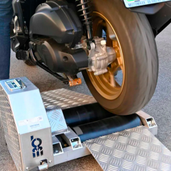 Policisti lahko tudi sami preverijo, ali vozilo presega dovoljeno konstrukcijsko hitrost (DANIJEL CEK/PRIMORSKE NOVICE)