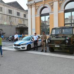 Vojaki, ob njih lokalni policisti, pred železniško postajo v Trstu