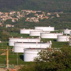 Naftni rezervoarji družbe SIOT na arhivskem posnetku