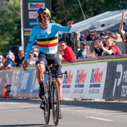 Belgijski kolesarski zvezdnik Remco Evenepoel je na kronometru na svetovnem prvenstvu v Montrealu osvojil zgodovinski četrti zaporedni naslov v tej disciplini (ANSA)