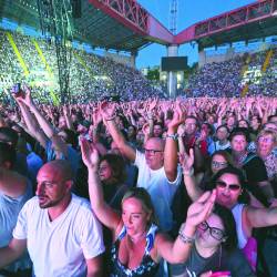 Množica na zelenici tržaškega stadiona med koncertom Robbieja Williamsa