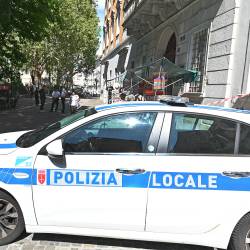 Lokalna policija je v lokal spremila tehnike komunalnega podjetja AcegasApsAmga