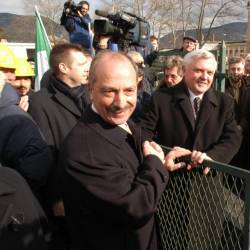 Nekdanja župana Gorice Vittorio Brancati in Nove Gorice Mirko Brulc sta 12. februarja 2004 odstranila s skupnega trga del mejne ograje (BUMBACA)