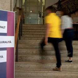 Trijezični napis na sedežu bocenske pokrajinske uprave (POKRAJINA BOCEN)