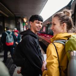 Pobuda DiscoverEU vabi 18-letnike na raziskovanje Evrope z brezplačnimi vozovnicami za potovanje z vlakom in drugimi ugodnostmi (ANSA)