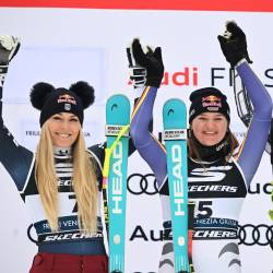 Zmagovalni oder v ciljni areni pdo Višarjami: z leve Lindsey Vonn, Emma Aicher in Ester Ledecka (GIANNI PECCHIAR)