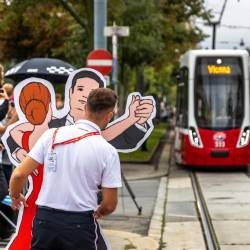 Vozniki so se morali izogniti tudi kartonastemu paru, ki je na pločniku plesal valček