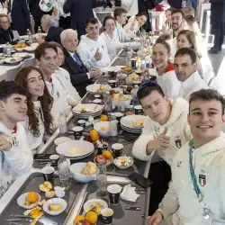 Italijanski olimpijci z italijanskim predsednikom republike Sergiom Mattarello v olimpijski kuhinji (ANSA)