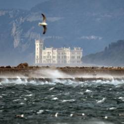 Na Tržaškem bodo sunki burje danes dosegli hitrost 120 km/h (FOTODAMJ@N)