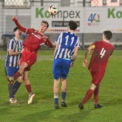 Nogometaš Krasa Dean Pertot v skoku z glavo (FOTODAMJ@N)