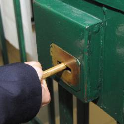 Moškega so policisti odvedli v koronejski zapor (ARHIV)