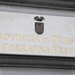 Dvojezična tabla na pročelju palače v Ulici Galatti, kjer je domovala Pokrajina Trst