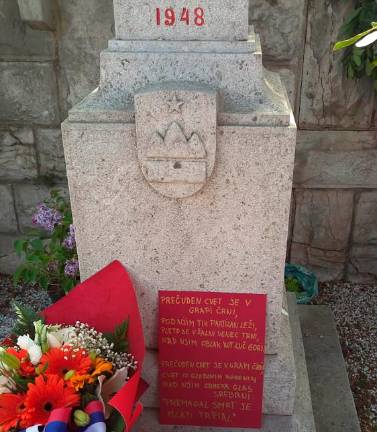 Spoštljiv poklon padlim ob 25. aprilu