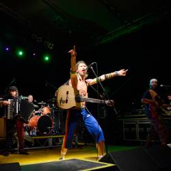 Skupina Gogol Bordello pri Briščikih na festivalu Guča na Krasu leta 2012 (FOTODAMJ@N)