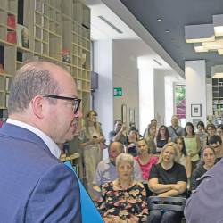 Mario Anzil (levo), Maurizio di Rienzo in številno občinstvo v TKS (FOTO FJK)