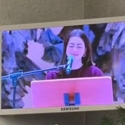 Dijakinja Petra Štrajn med nastopom v Vatikanu