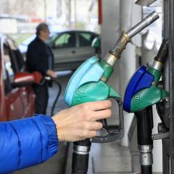 Regulirane cene naftnih derivatov se bodo v Sloveniji s torkom znižale