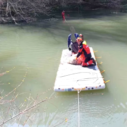 Gasilci in fantje iz komune z ovco na splavu (ZGRS SEŽANA)