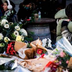 Žalovanje pred barom v Crans Montani, kjer je prišlo do tragedije (ANSA)