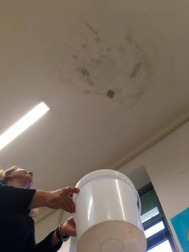 Bazovica: zaradi puščanja vode izpraznili učilnico v šoli (video)