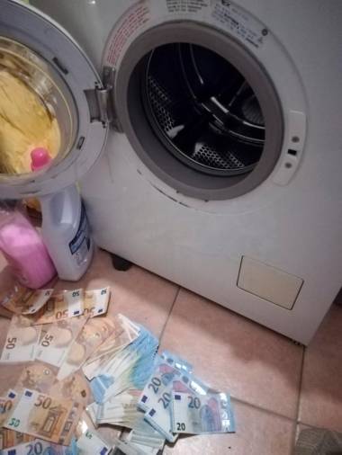 Del gotovine so policisti našli v pralnem stroju (POLICIJA)