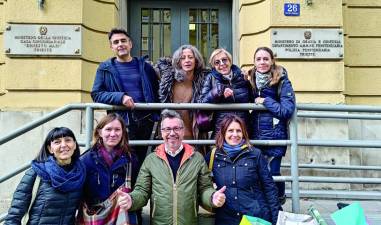 Prostovoljci Skupnosti svetega Egidija pred vhodom v tržaški zapor